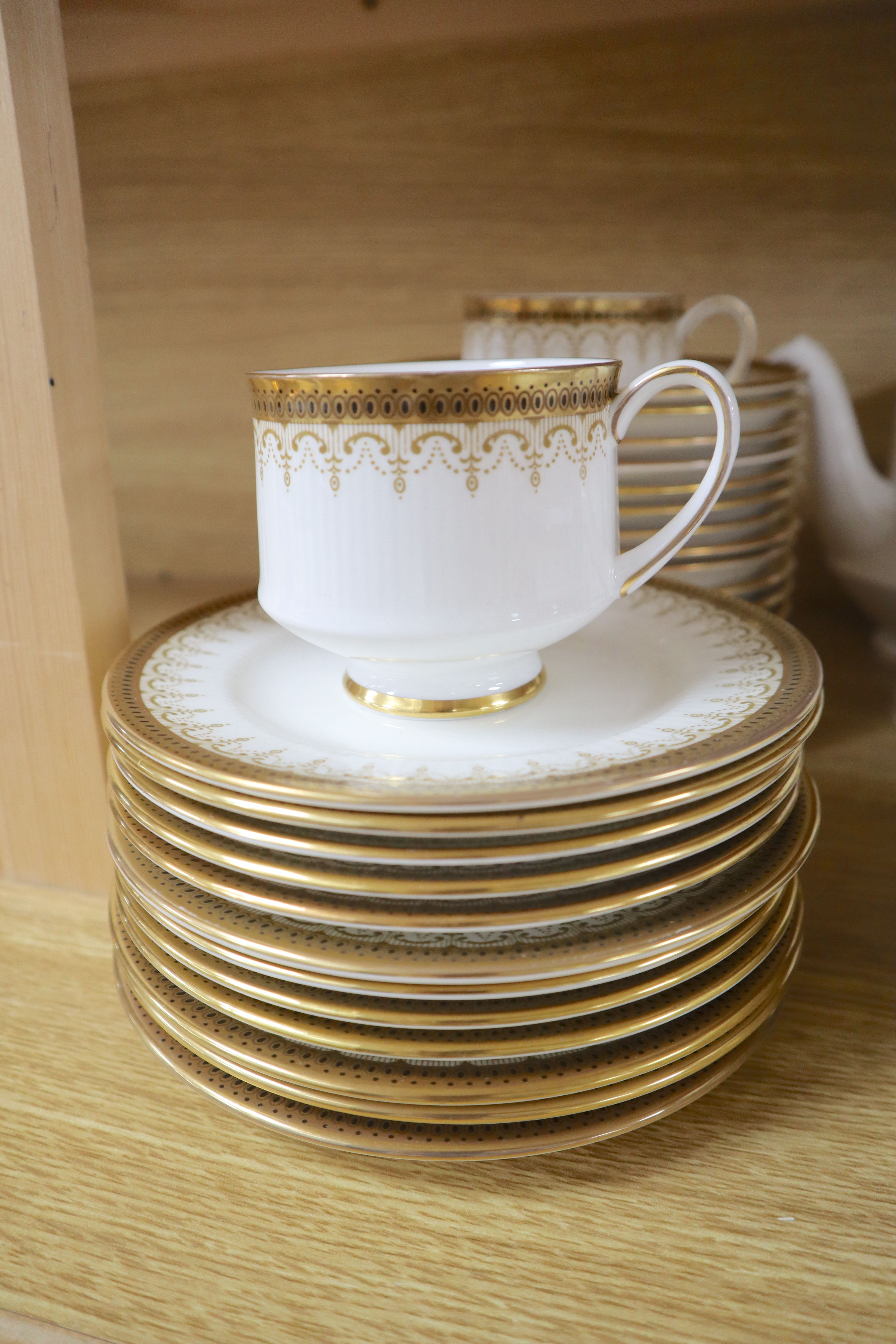 An extensive Paragon  Athena pattern dinner, tea and coffee service (88 pieces)